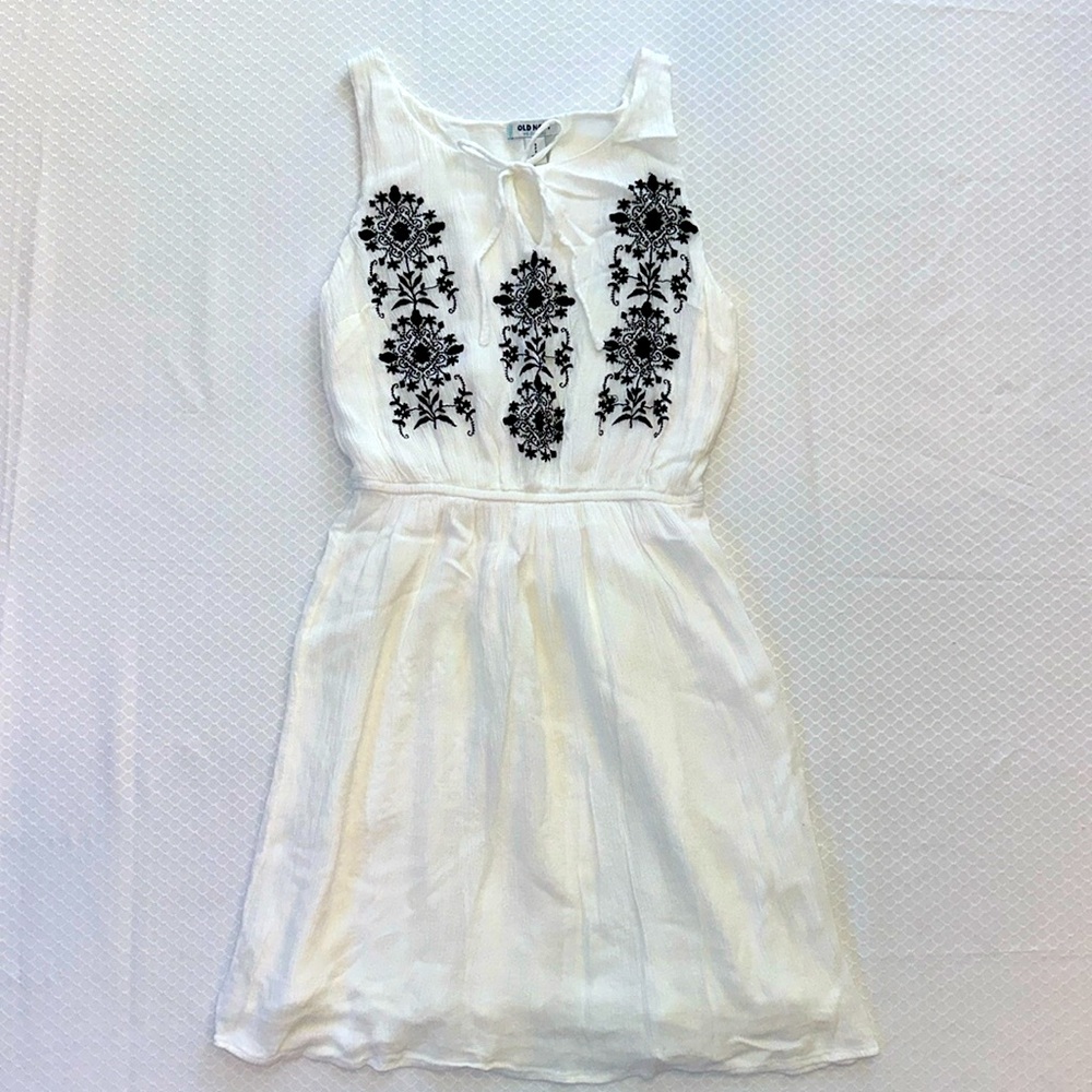 Flowy, beachy white dress, black embroidered designs, EUC no stains, mid-thigh